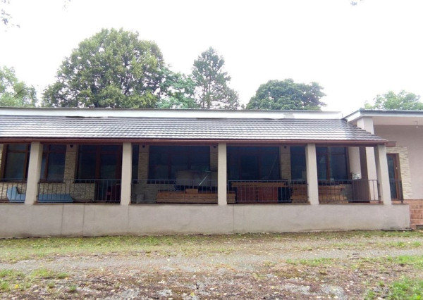 Komerčný objekt – reštaurácia s možnosťou bývania, okolie Nového Mesta nad Váhom TOP