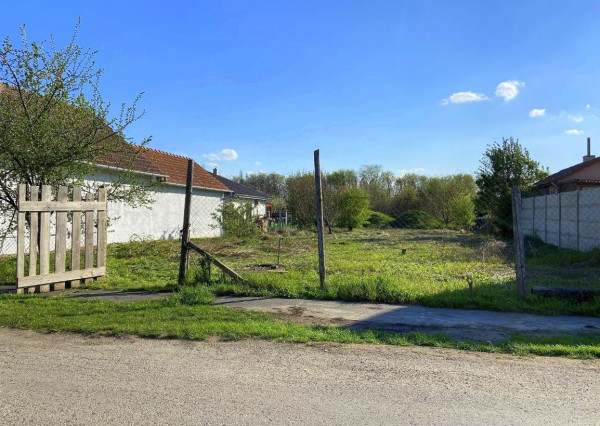 INVESTIČNÁ PRÍLEŽITOSŤ; Stavebný pozemok 1445m2 v Trnovci nad Váhom na predaj