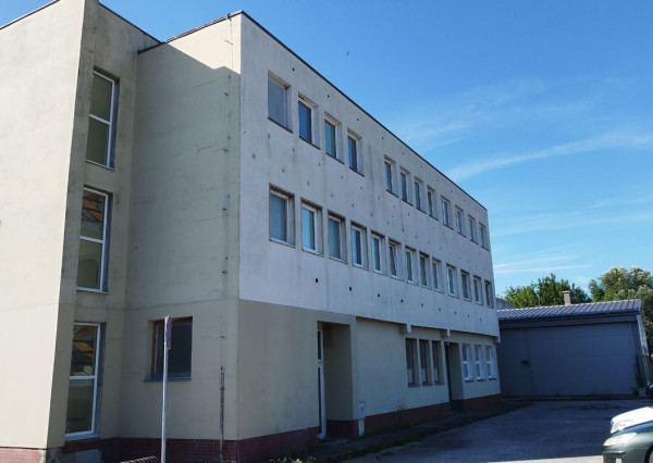 Investičná príležitosť – kompletne zrekonštruovaná ubytovňa pri železničnej stanici v Smoleniciach