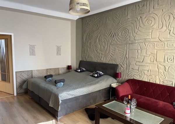 Dizajnový byt v srdci Bratislavy – 42 m² pokoja a funkčnosti