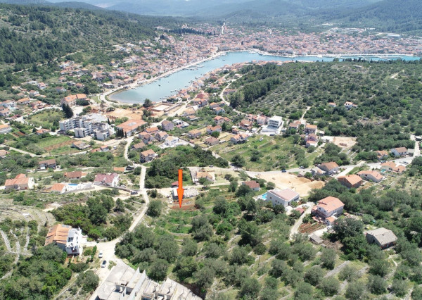 Stavebný pozemok 1355 m² s výhľadom na more – investičná príležitosť vo Vela Luke