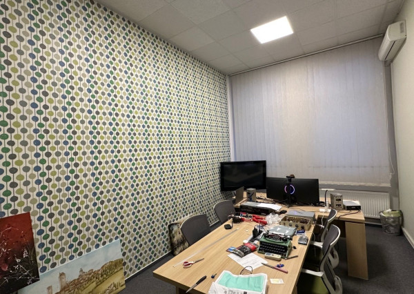 Celok 3 kancelárií na vyvýšenom prízemí v blízkosti Klientskeho centra, Bratislava II, 100m2