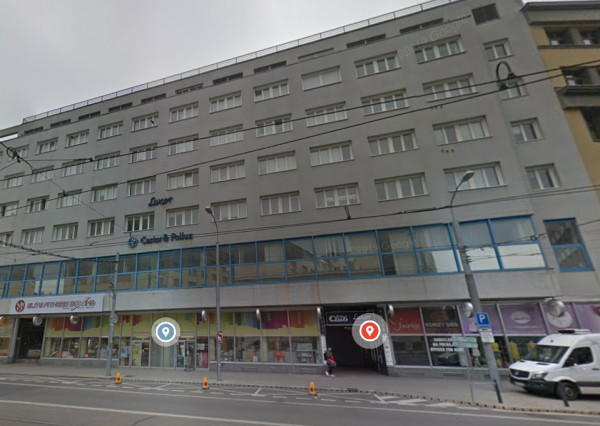 Obchodný priestor s veľkými výkladmi v centre STARÉHO MESTA, Štúrova-Bratislava I