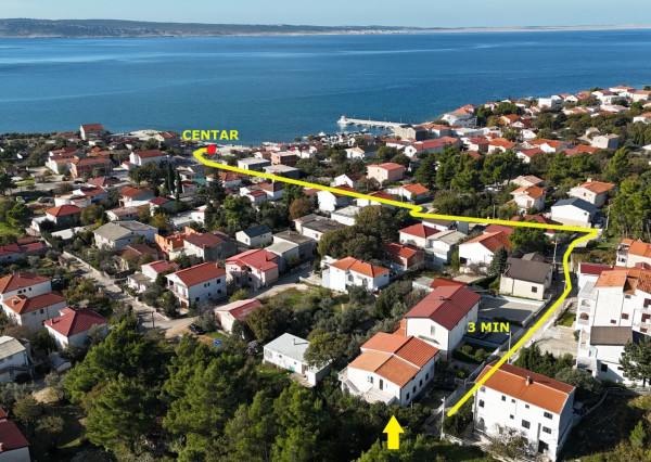 Dom s tromi apartmánmi v centre, Starigrad Paklenica