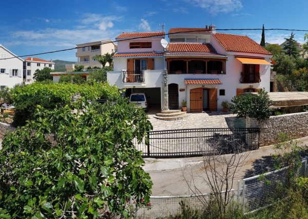 Trogir, Seget Vranjica – Vila s 3 apartmánmi