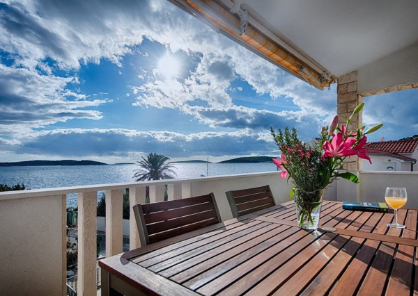 Predaj, novozrekonštruovaný dom s 3 bytmi, Vis, 100 m od mora