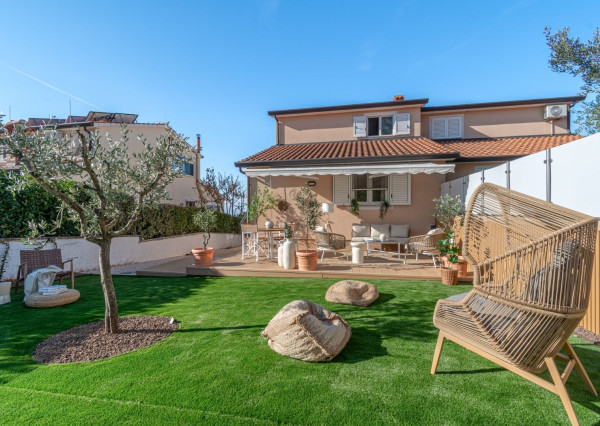 ISTRIA, KAŠTELIR – Novozrekonštruovaný dvojdom s bazénom a výhľadom na more