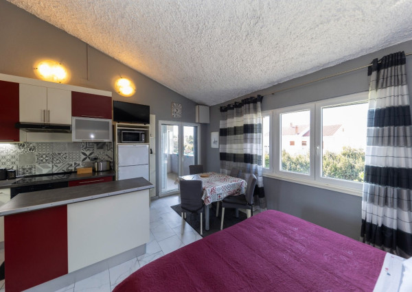 Novozrekonštruovaný dom 287 m², 6 apartmánov, 100 m od mora, Zaton, Zadar