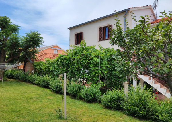 Dom s dvoma bytmi a záhradou, blízko mora, Sabunike-Nin, Zadar