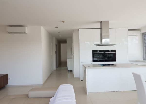 Exkluzívny 5-izb. byt s terasou a parkovaním v rezidenčnej vile na prenájom, Tajovského-Staré Mesto