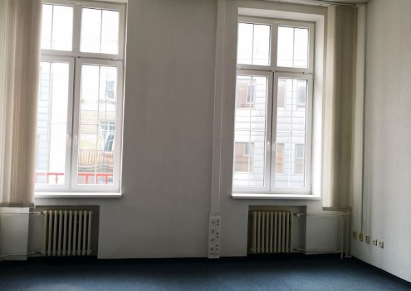 Kancelársky celok v historickej budove centre Bratislavy na Grossligovej ulici, aj s parkovaním
