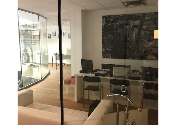 Obchodno-administratívny priestor v pasáži, s parkovaním, v centre