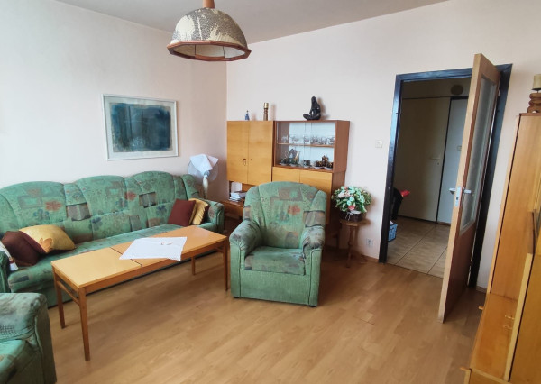 Na predaj 3 izbový byt s lodžiou a pivnicou v pôvodnom stave - Žilina