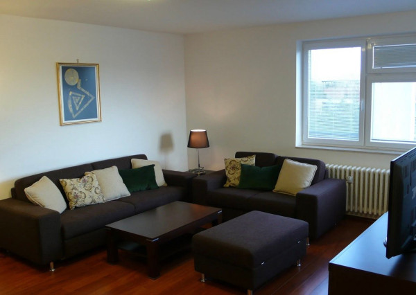 Na prenájom priestranný 4-izbový byt na Martinengovej ulici - Bratislava I TOP