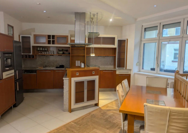 Na prenajom 4-izbový byt priamo v centre Starého mesta Bratislavy TOP