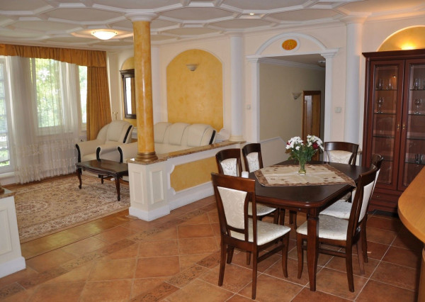 Na prenájom elegantný klimatizovaný 4-izbový byt - Bratislava I TOP