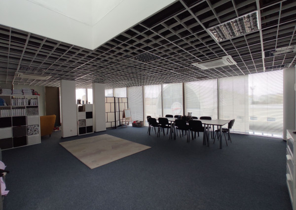 Reprezentatívny priestor 232,96m2 s presklenými výkladmi, Vienna Gate, Kopčianska-Petržalka