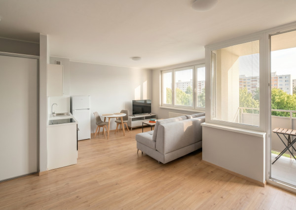 Kompletne zariadený, zrekonštruovaný 1-izbový byt s loggiou priamo pri električke (Nám. Hraničiarov)