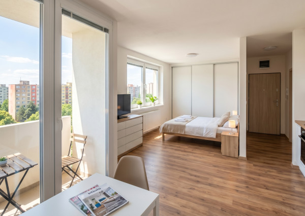 Na predaj zariadená a svetlá garsónka s loggiou na ul. Lachova - Bratislava V TOP