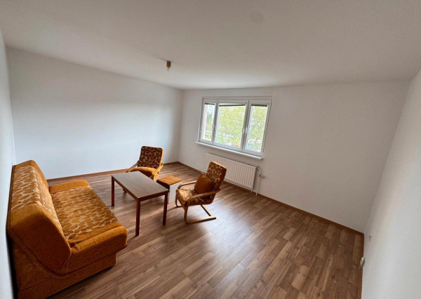 Na prenájom priestranný 3-izbový byt s balkónom v Petržalke TOP