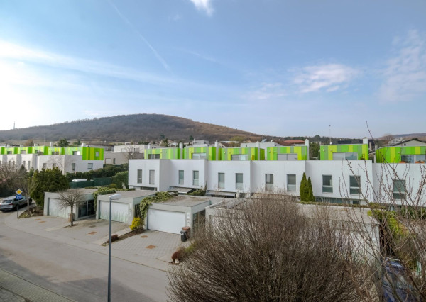 Moderný 4‑úrovňový rodinný dom so záhradou, balkónom a garážou na predaj TOP