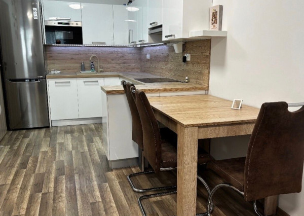 Na predaj moderný a kompletne zariadený 2-izbový byt v Rači TOP