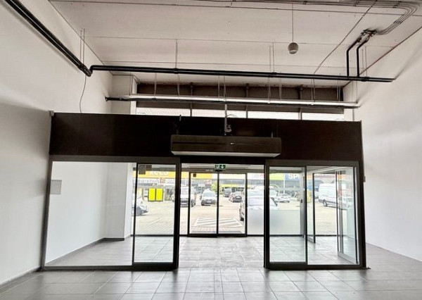 815 m² obchodný priestor na prenájom v etablovanom obchodnom centre na Pestovateľskej ulici v Bratislave, napojenie na D1 smer Žilina