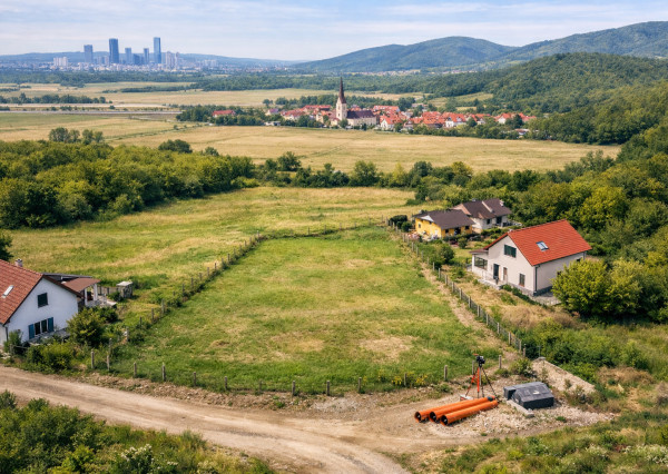 Na predaj pozemok s výborným potenciálom pre výstavbu rodinného domu
