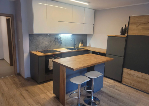 Na predaj moderný 1-izbový byt s veľkým balkónom a strešnou záhradou v projekte Premiere, BA I TOP