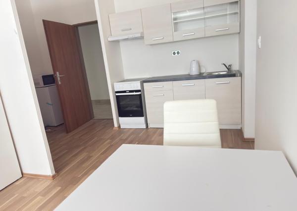 Prenájom 2 izbového apartmánu – Ľudovíta Fullu, Dlhé Diely – 50 m²