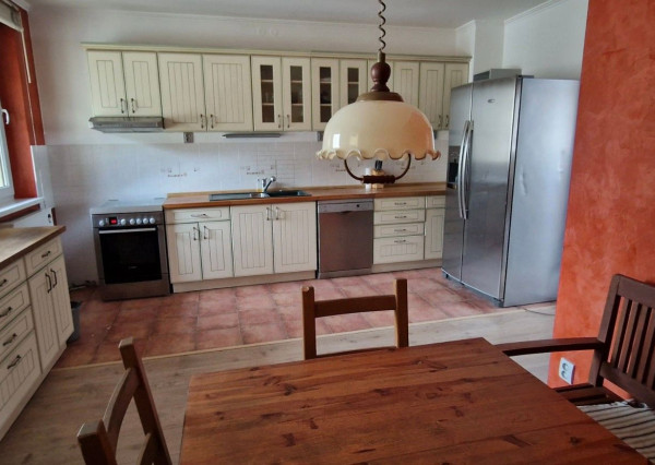 Na dlhodobý prenájom priestranný a svetlý 4-izbový byt s výmerou 120 m2