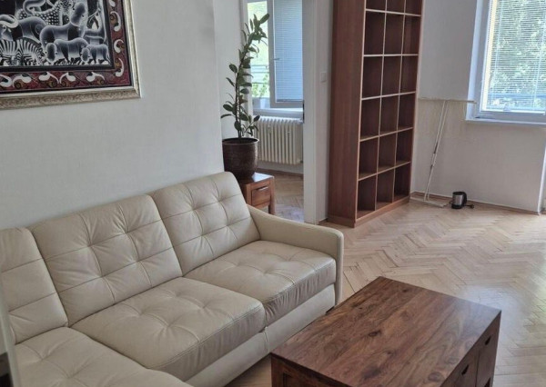 Na prenájom priestranný, svetlý a kvalitne zariadený 3-izbový byt - Bratislava I