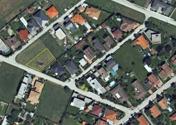Na predaj atraktívny stavebný pozemok s výmerou 721 m2