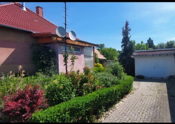 Na predaj priestranný, čiastočne zrekonštruovaný 1-podlažný rodinný dom s veľkým pozemkom 