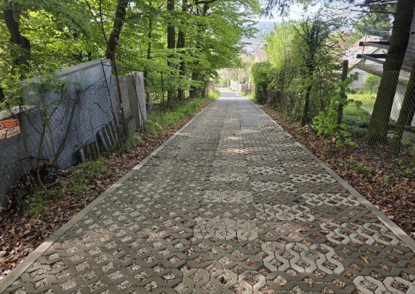 Na predaj atraktívny pozemok s murovanou trojpodlažnou chatou, Bratislava - Rača TOP