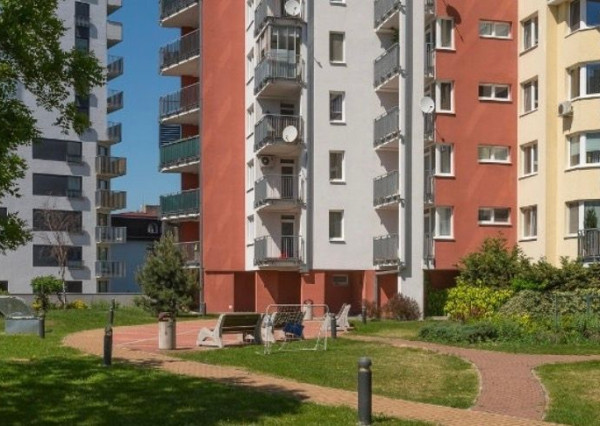 Na prenájom vkusne a jednoducho zariadený 2-izbový byt v obľúbenom projekte Jégého Alej v Ružinove