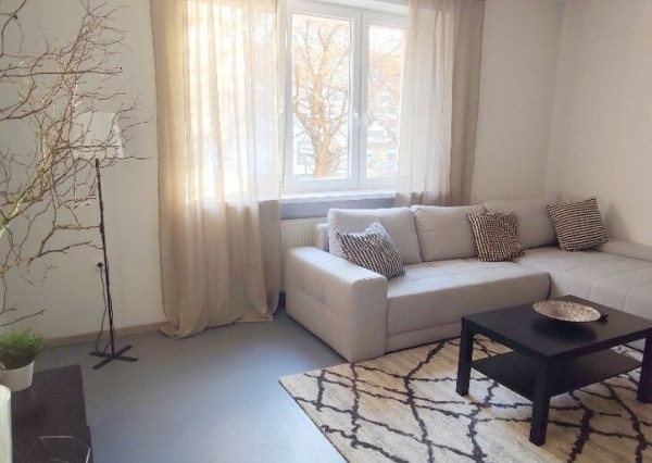Priestranný 2-izbový byt na predaj s výmerou 65 m², balkónom a pivnicou na Karadžičovej ulici, TOP