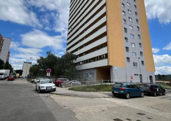 Na predaj priestranný a dobre dispozične riešený 1-izbový byt s loggiou