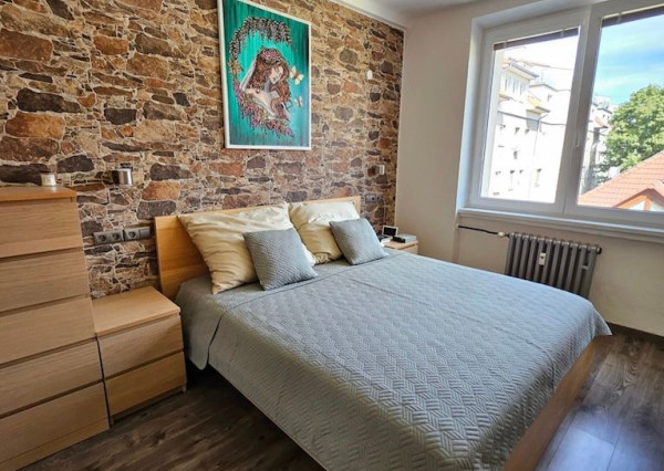 Na predaj priestranný 3-izbový byt s balkónom na obľúbenej Oravskej ulici v Bratislave – Nivy TOP