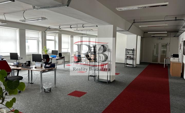 Celok kancelárií v blízkosti Klientskeho centra, Trnavská cesta, 310m2