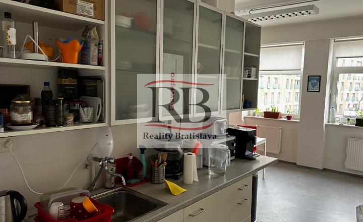 Celok kancelárií v blízkosti Klientskeho centra, Trnavská cesta, 310m2 - fotografia 7