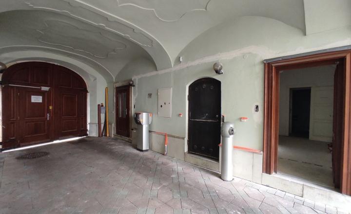 Priestor na prízemí, s vlastným vstupom 79,15m2 v centre na Panenskej ulici - Staré Mesto - fotografia 1