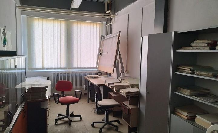 Priemyselná budova v areáli chemického závodu CHEMOLAK