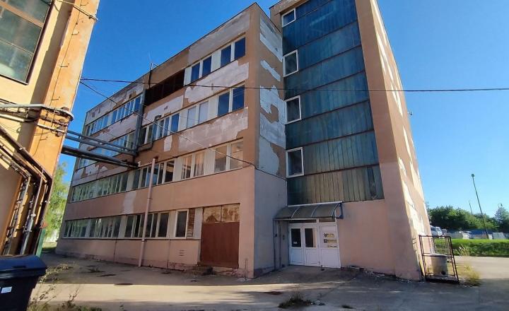 Priemyselná budova v areáli chemického závodu CHEMOLAK - fotografia 1