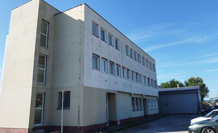 Investičná príležitosť – kompletne zrekonštruovaná ubytovňa pri železničnej stanici v Smoleniciach