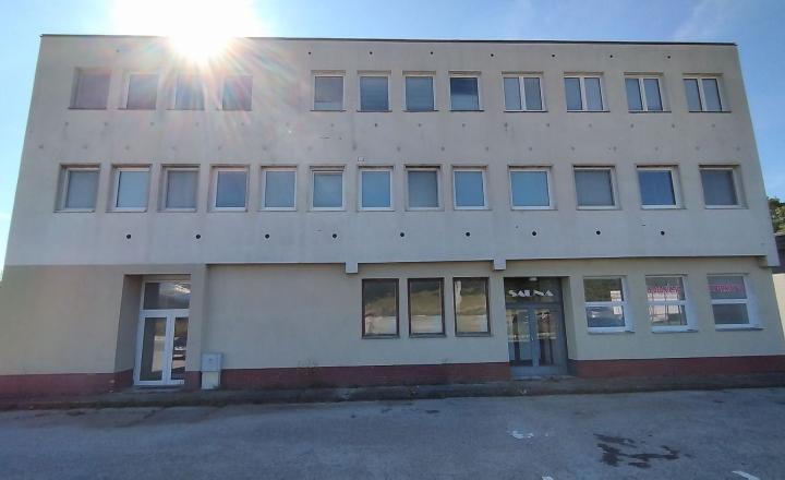 Investičná príležitosť – kompletne zrekonštruovaná ubytovňa pri železničnej stanici v Smoleniciach - fotografia 1