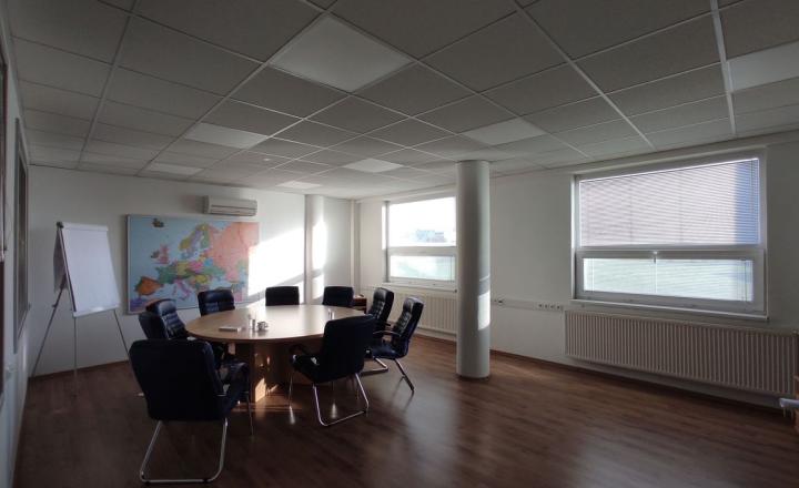 735m2 administratívna budova s možnosťou skladu na prenájom, DUNAJSKA STREDA - fotografia 1