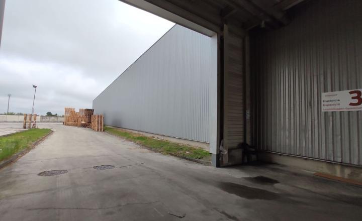 2.500m2 skladovo-výrobná hala s možnosťou administratívy na prenájom, DUNAJSKA STREDA - fotografia 3