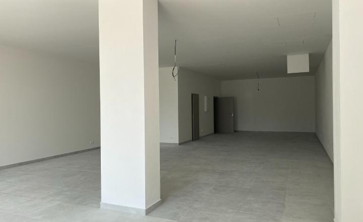 Novostavba obchodného priestoru 119,1 m2  v Petržalke na prenájom - fotografia 2