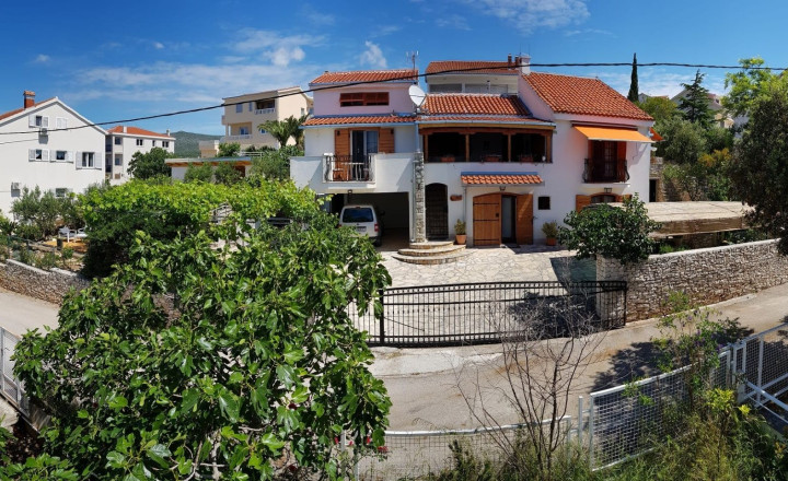 Trogir, Seget Vranjica – Vila s 3 apartmánmi